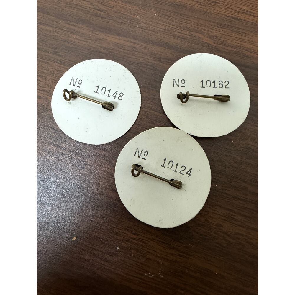 Lot of 3 - 1982 Sea Isle City NJ Seasonal Beach Badges Tags New Jersey - Picture 2 of 3